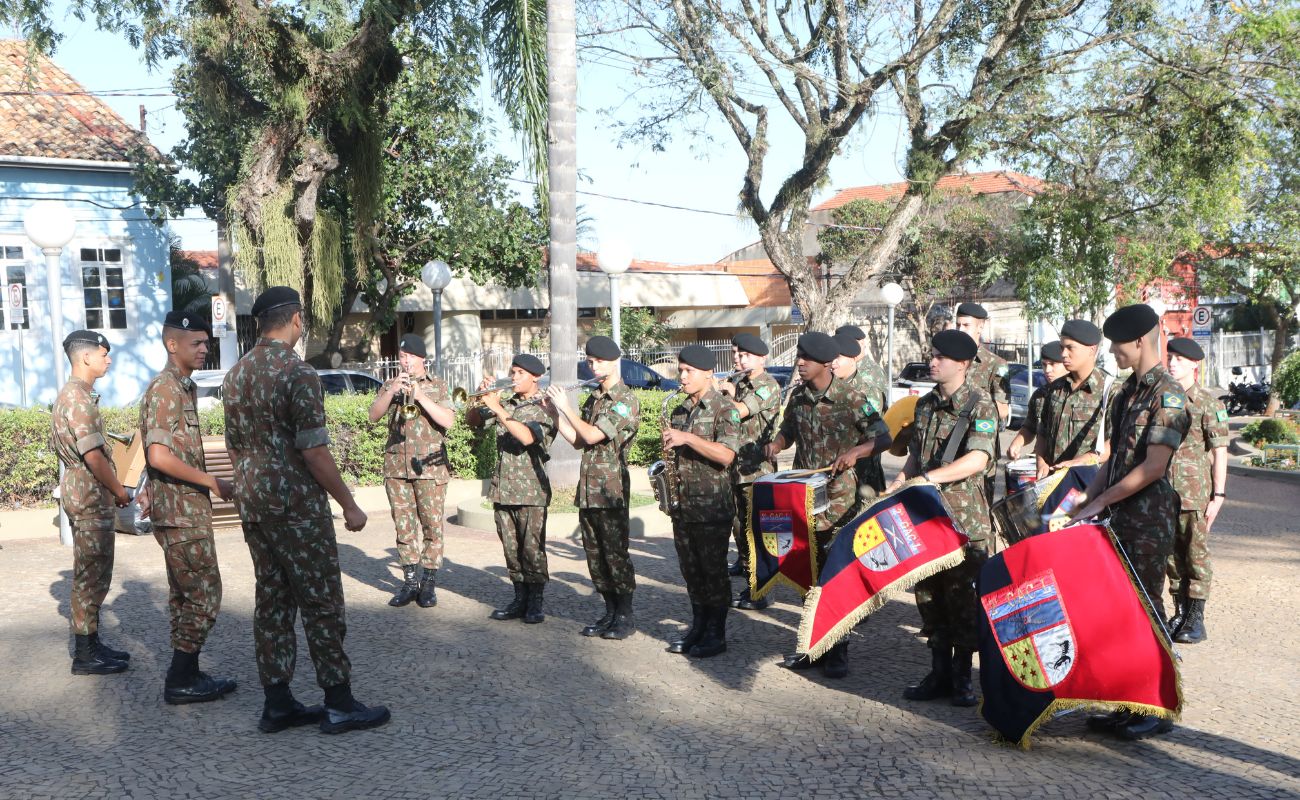Imagem mostra soldados do exército brasileiro em cerimonia de hasteamento da bandeira, em comemoração a Independência do Brasil nacional em Itu.