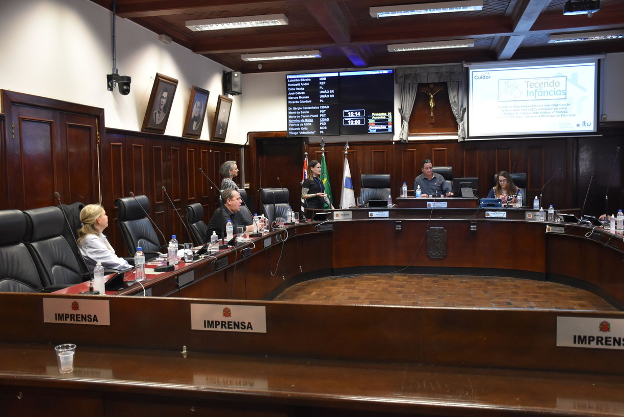 Imagem mostra o plenário da câmara de vereadores e seus representantes em momento de explanação do Programa Cuidar Itu.