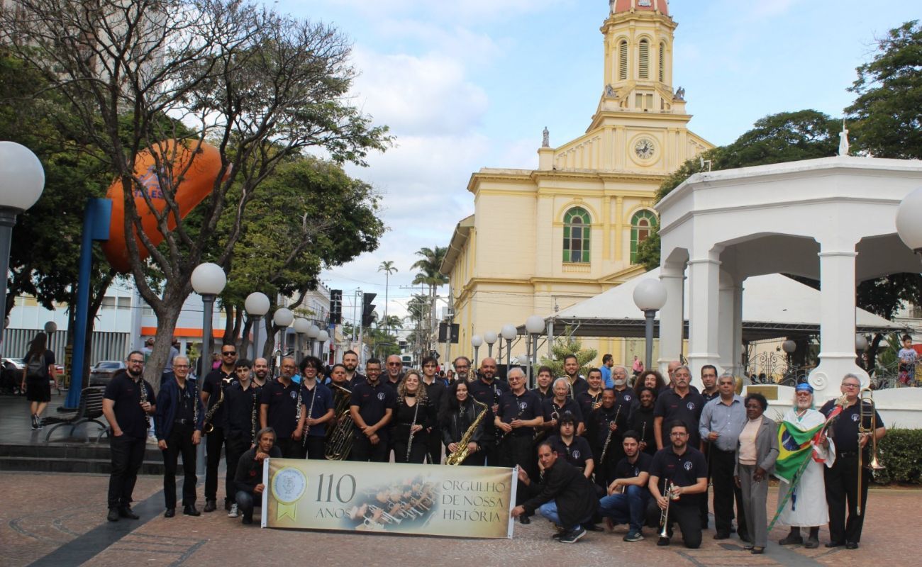 Imagem mostra os músicos da Banda União na Praça da Matriz em Itu
