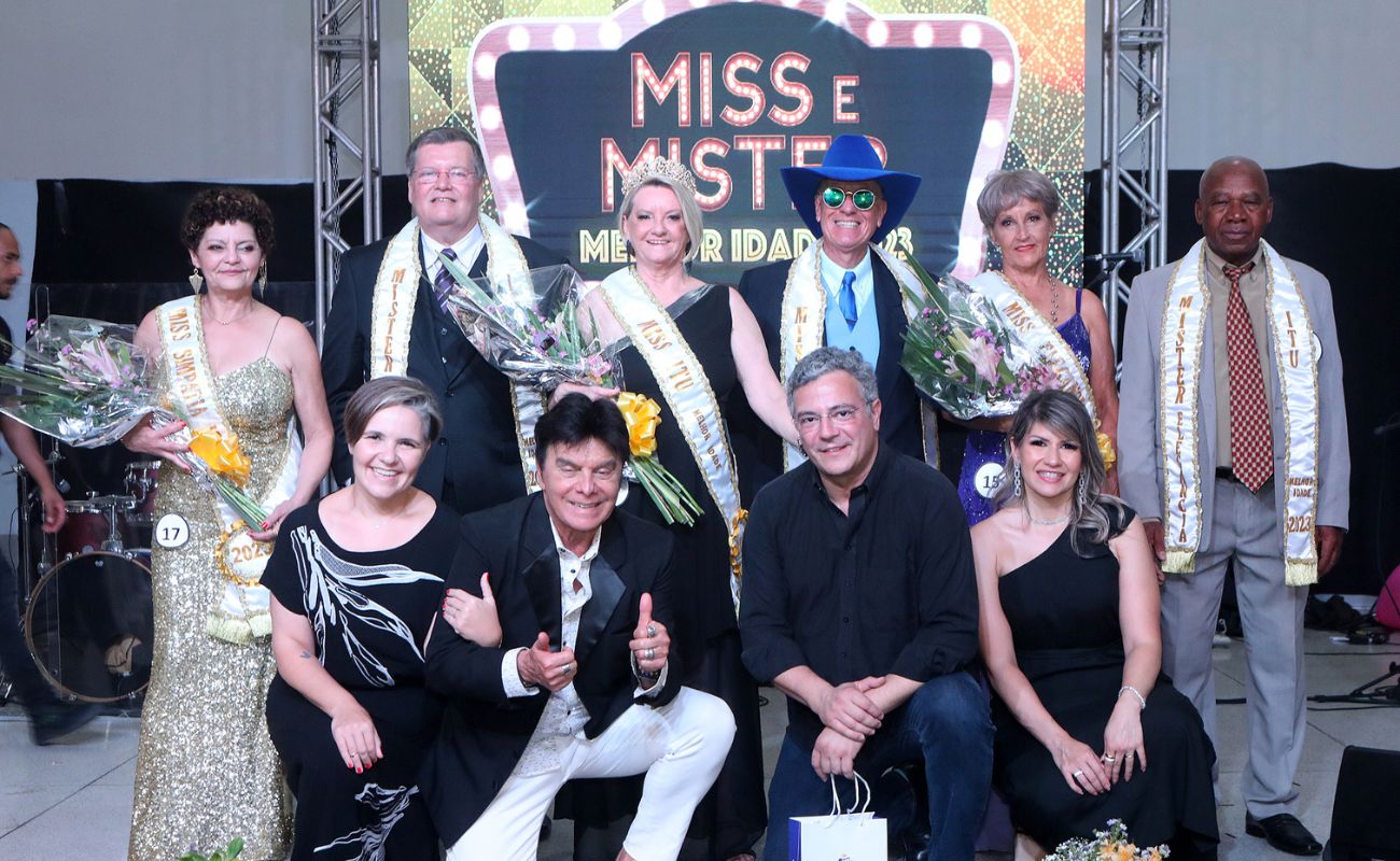 Imagem mostra o prefeito Guilherme Gazzola, com a presidente do Funssol, Roberta e da diretora da Melhor Idade, Mariele Belasco, junto aos escolhidos no Concurso Miss e Mister Melhor Idade 2023.
