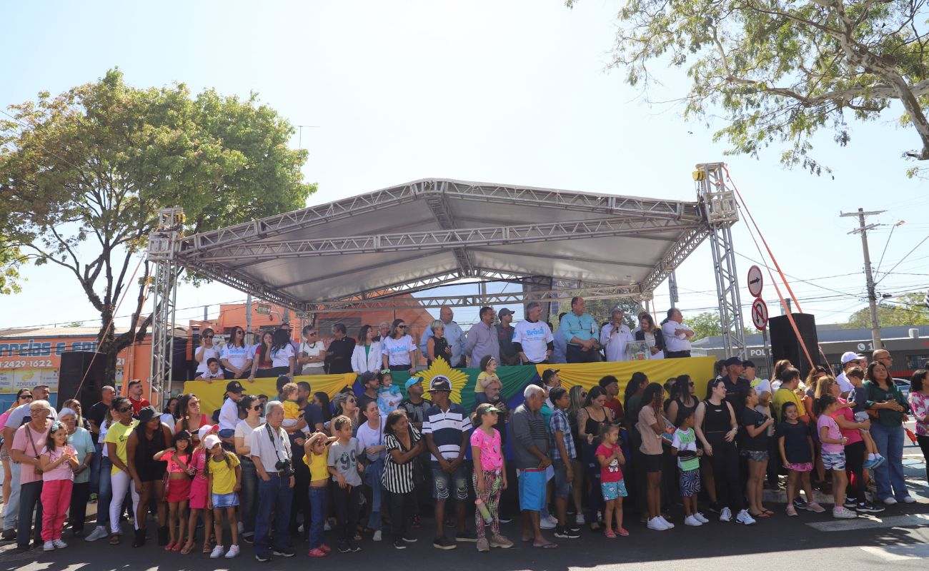 Imagem mostra o prefeito Guilherme Gazzola junto a secretários e vereadores em palanque assistindo ao tradicional desfile de 7 de Setembro.