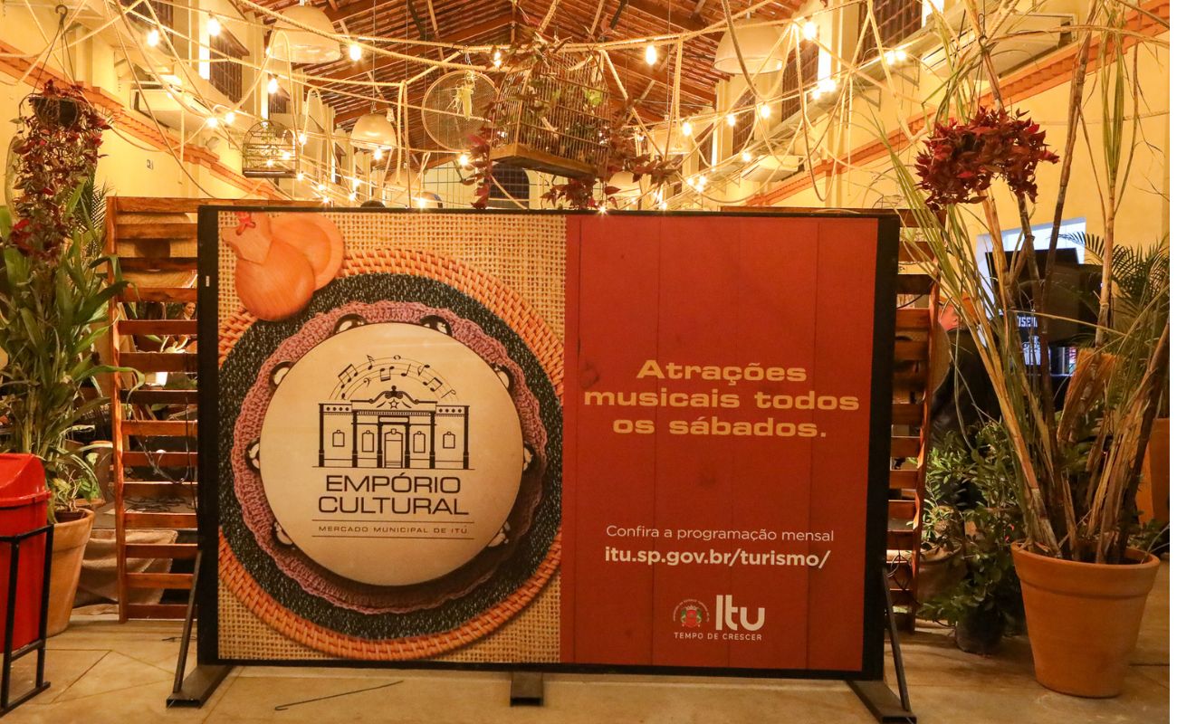 Imagem mostra o painel do evento Empório Cultural, localizado na entrada do Mercado Municipal.