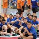 Imagem mostra crianças que participaram do Festival Paralímpico, todas uniformizadas sentadas e quadra de futebol de salão