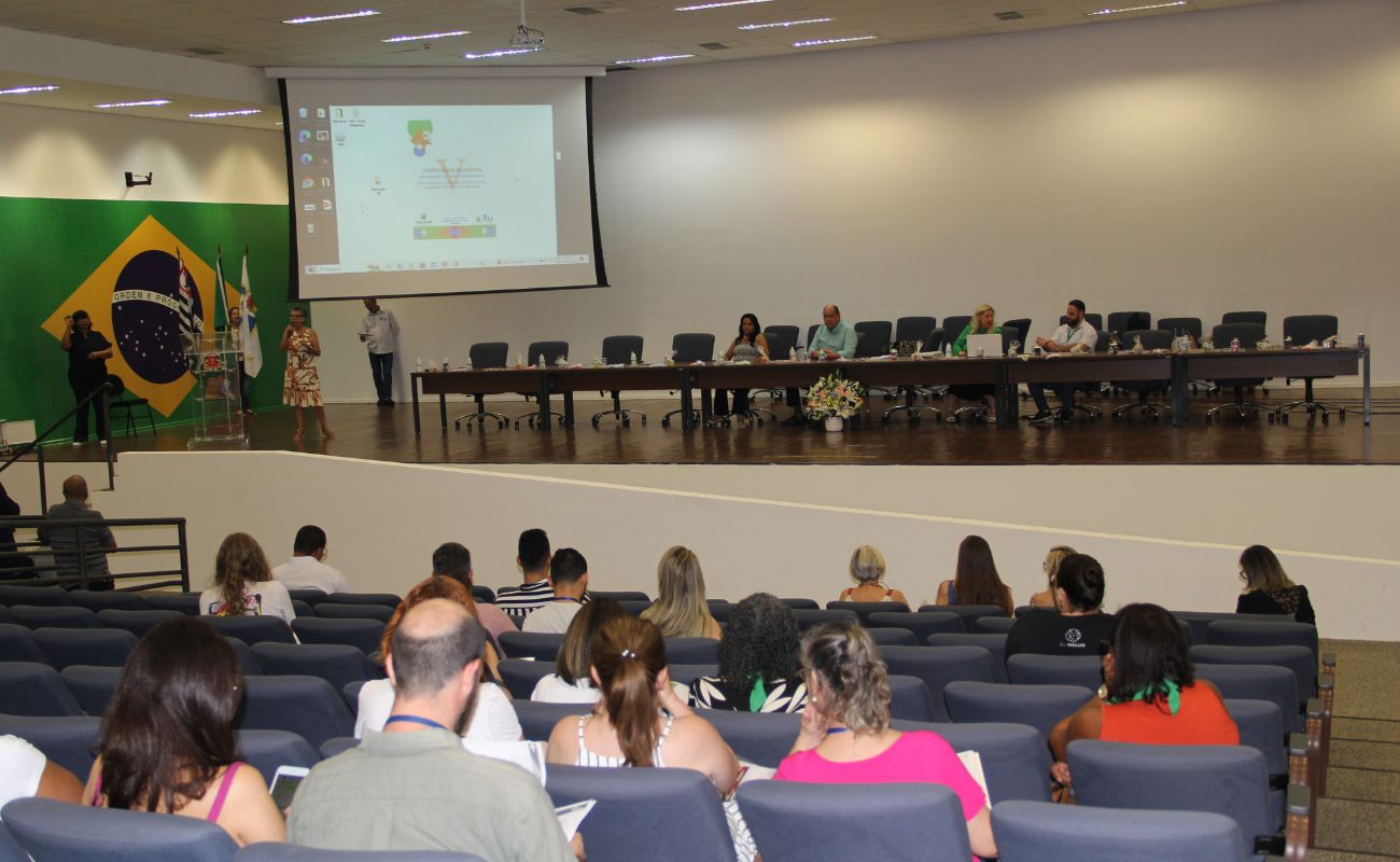 Imagem mostra pessoas sentadas no auditório da Secretaria de Educação na Prefeitura de Itu em V Conferência Municipal dos Direitos da Pessoa com Deficiência