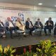 Imagem mostra o prefeito Guilherme Gazzola sentado junto a outras autoridades, discutindo sobre o Os Desafios para Universalização do Saneamento Básico na Visão dos Prefeitos“ - durante o 51º Congresso Nacional de Saneamento da ASSEMAE.