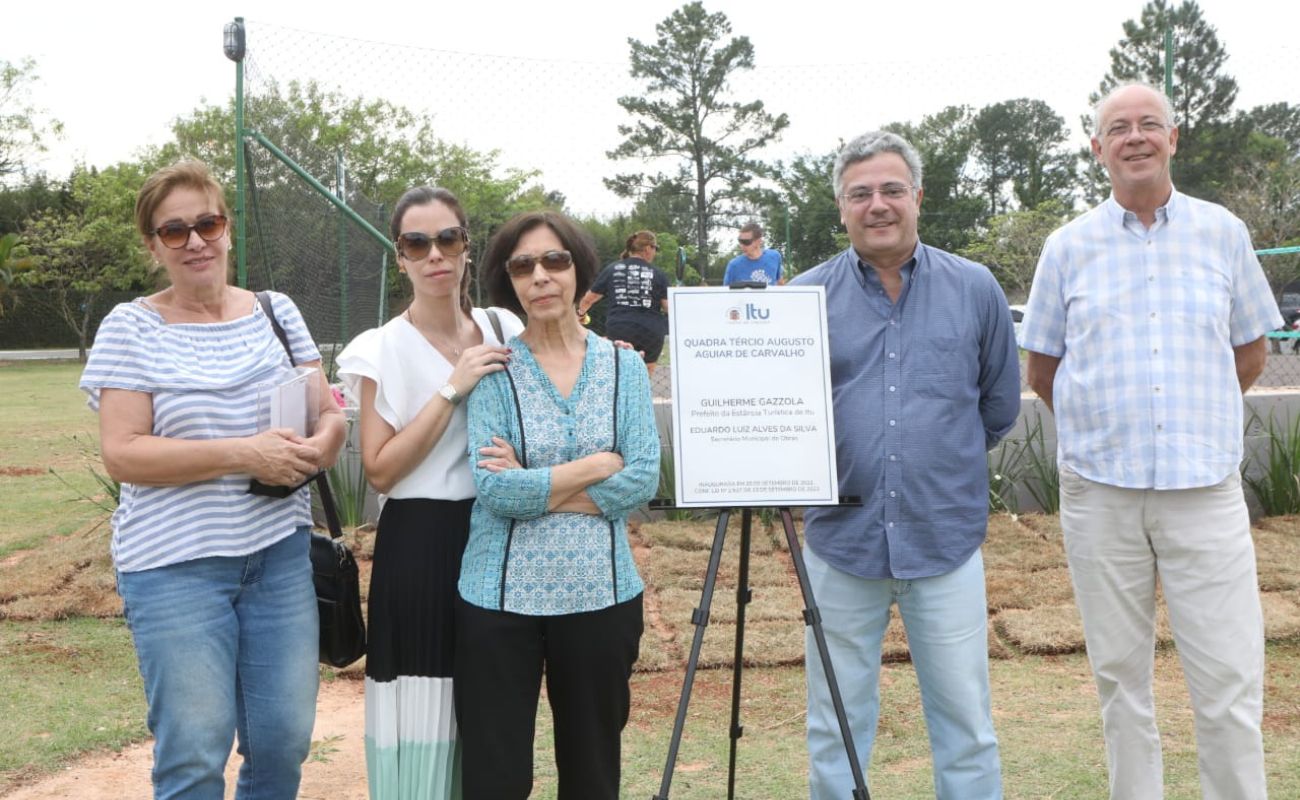 Imagem mostra o prefeito Guilherme Gazzola o vereador Mané da Saúde e familiares do homenageado prestigiaram a inauguração da quadra pública de beach tennis