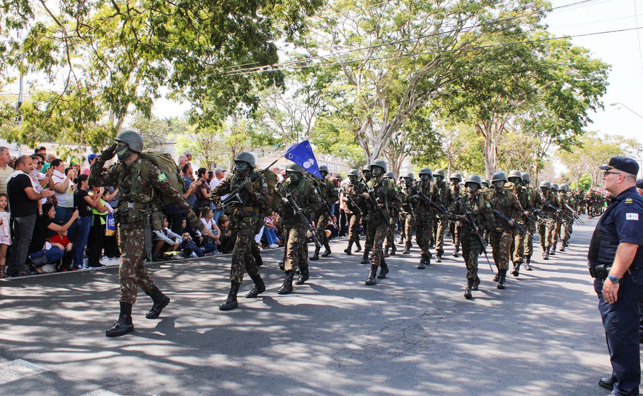 Imagem mostra soldados do quartel em tradicional desfile de 7 de Setembro, devido a celebração haverá a interdição de trânsito na cidade.