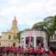 Imagem mostra pessoas com camisetas na cor rosa em caminhada Outubro Rosa