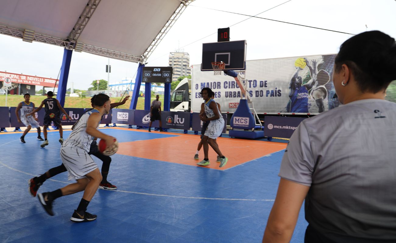 Imagem mostra pessoas jogando basquete em um dos terneiros do Campeonato Paulista de Basquete 3x3