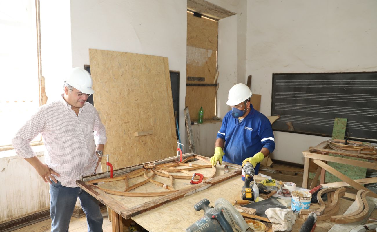 Imagem mostra o prefeito Guilherme Gazzola acompanhando de perto as obras de restauro do Espaço Almeida Júnior