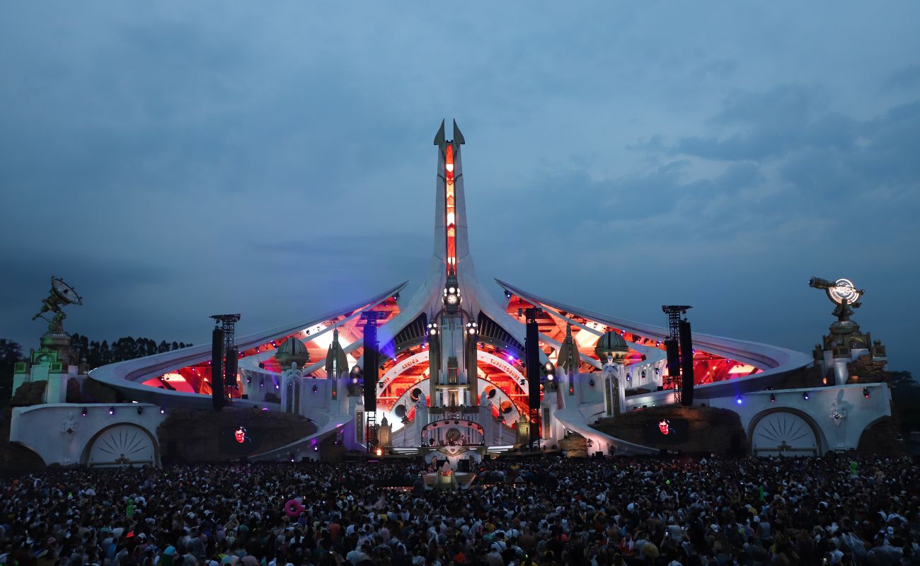 Imagem mostra o palco principal do evento Tomorrowland