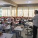 Imagem mostra o prefeito Guilherme Gazzola conversando com alunos de uma sala de aula da rede municipal, que recebeu o ar condicionado junto as creches.