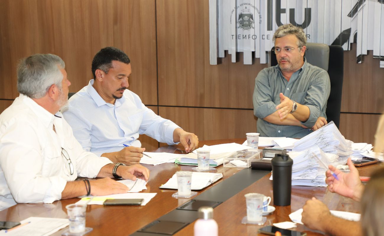 Imagem mostra o Prefeito Guilherme Gazzola junto aos secretários de Planejamento, Habitação e equipe em reunião para programação plano de obras para 2024.