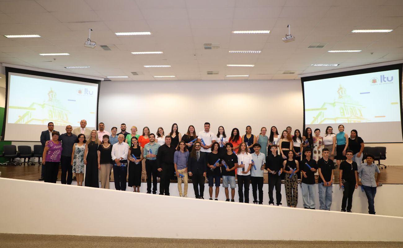 Imagem mostra os alunos dos cursos de inglês e espanhol do Cemul em momento de formatura.