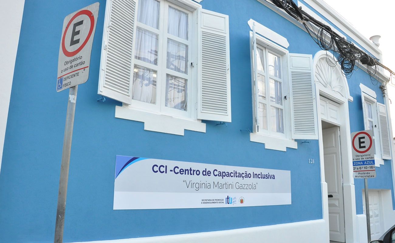Imagem mostra a fachada do CCI - Centro de Capacitação Inclusiva