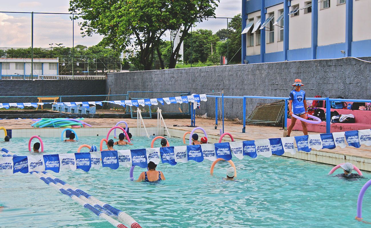 Imagem mostra a piscila do Ginásio Novelli Jr com alunos em momento de aulas de natação e hidroginástica.