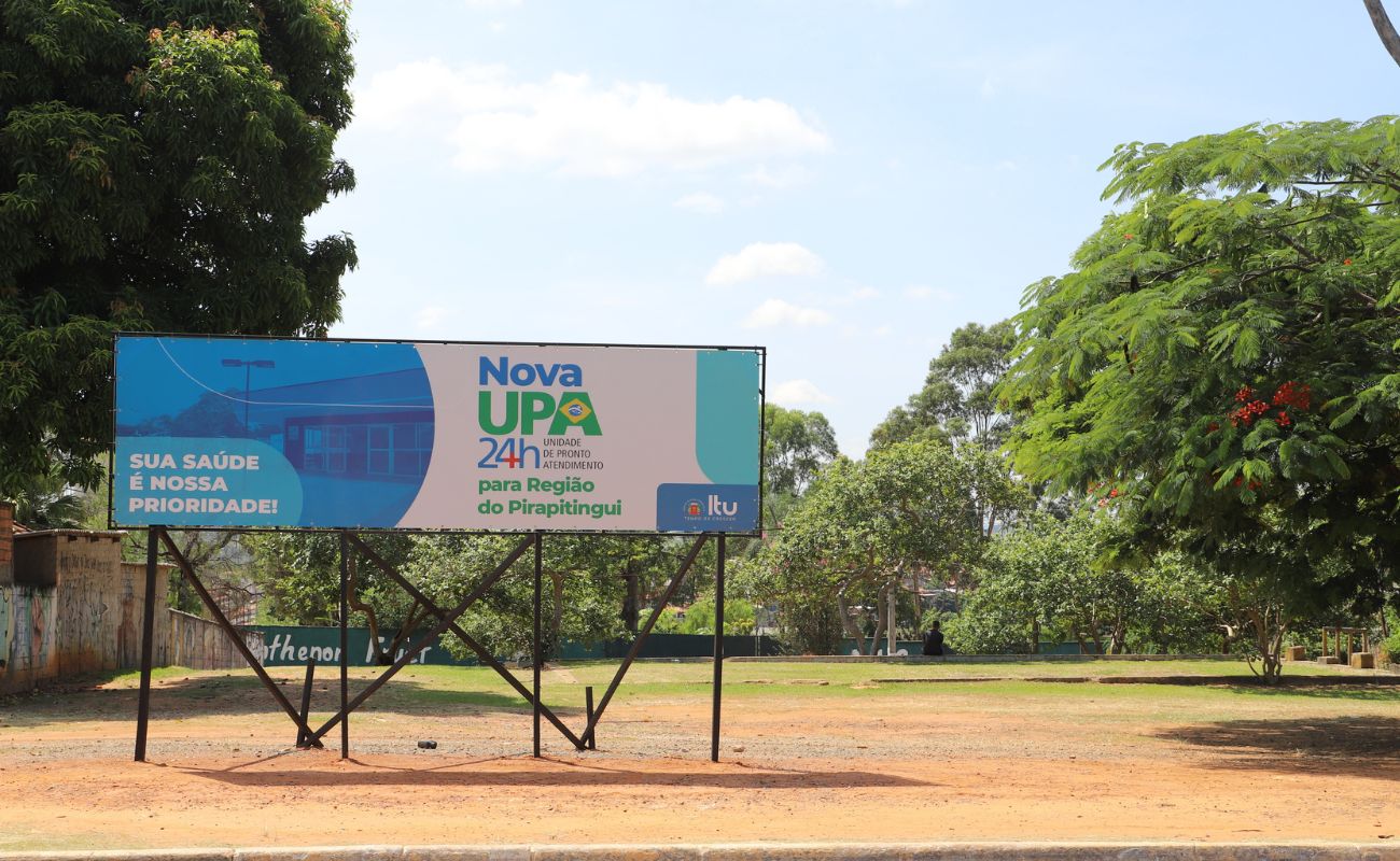 Imagem mostra a placa instalada no local onde vão ser iniciadas as obras da nova unidade da UPA Cidade Nova.