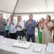 Imagem mostra o prefeito Guilherme Gazzola com autoridades no momento que cantam parabéns para a cidade.