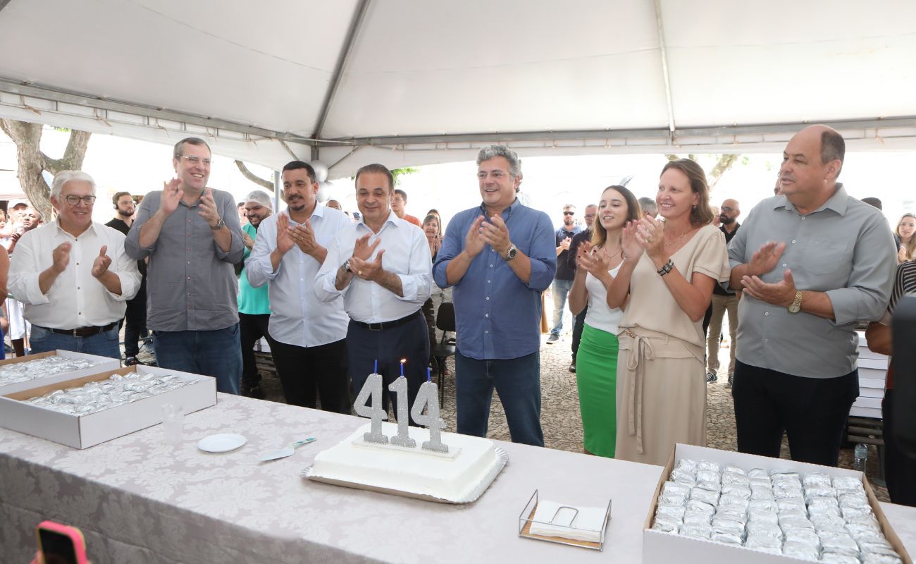 Imagem mostra o prefeito Guilherme Gazzola com autoridades no momento que cantam parabéns para a cidade.