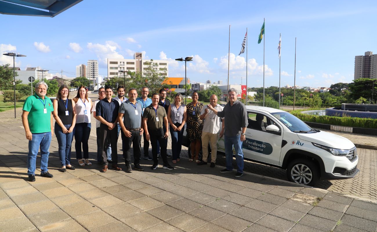 Imagem mostra o prefeito Guilherme Gazzola em momento de entrega da chave do veículo aos agentes do setor de Fiscalização Tributária