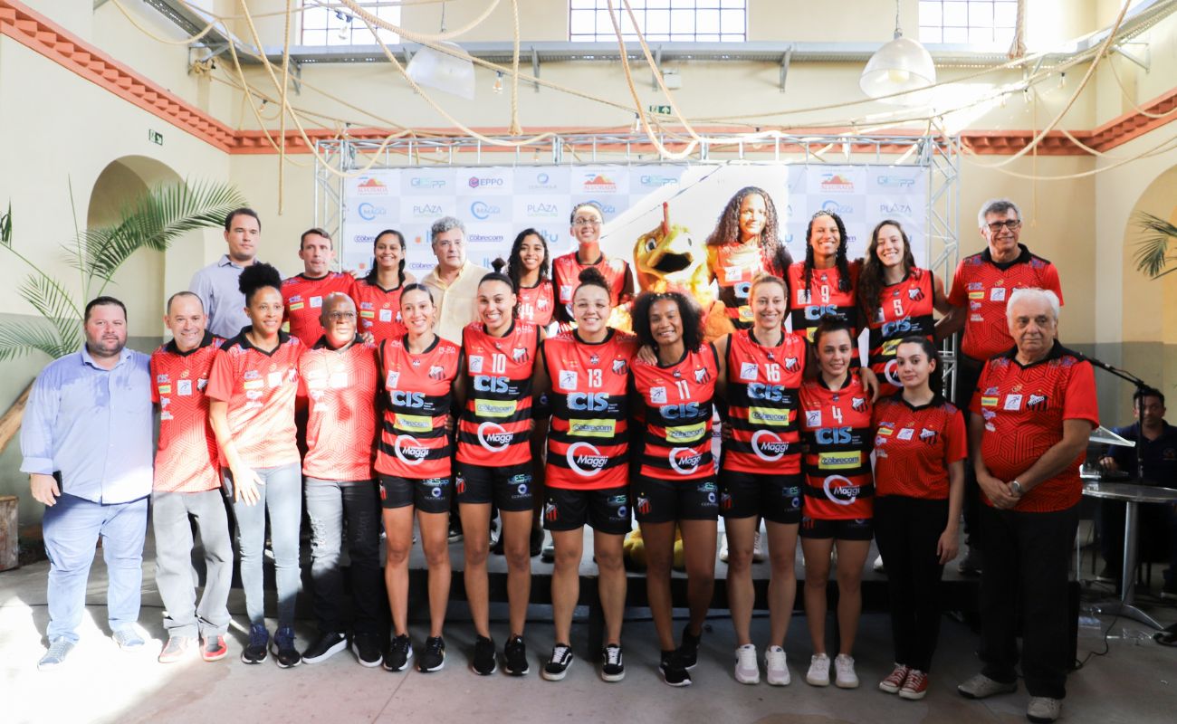 Imagem mostra a equipe do Ituano Basquete junto ao secretário de esportes Diego Corsi e o treinador do Ituano Basquete Feminino, Antonio Carlos Barbosa.