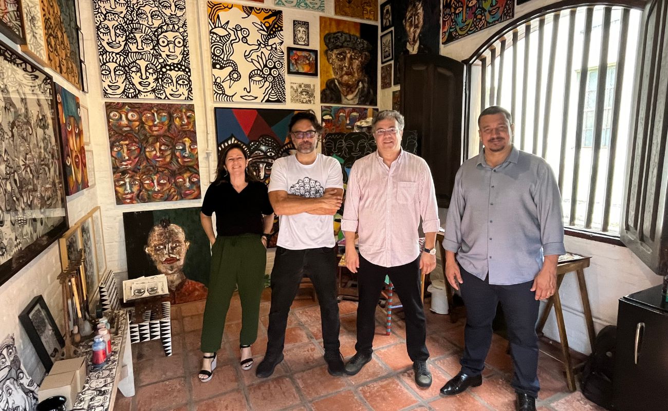 Imagem mostra o prefeito Guilherme Gazzola e os secretários municipais visitando espaços culturais da cidade, para implantar a Rota da Arte em Itu.