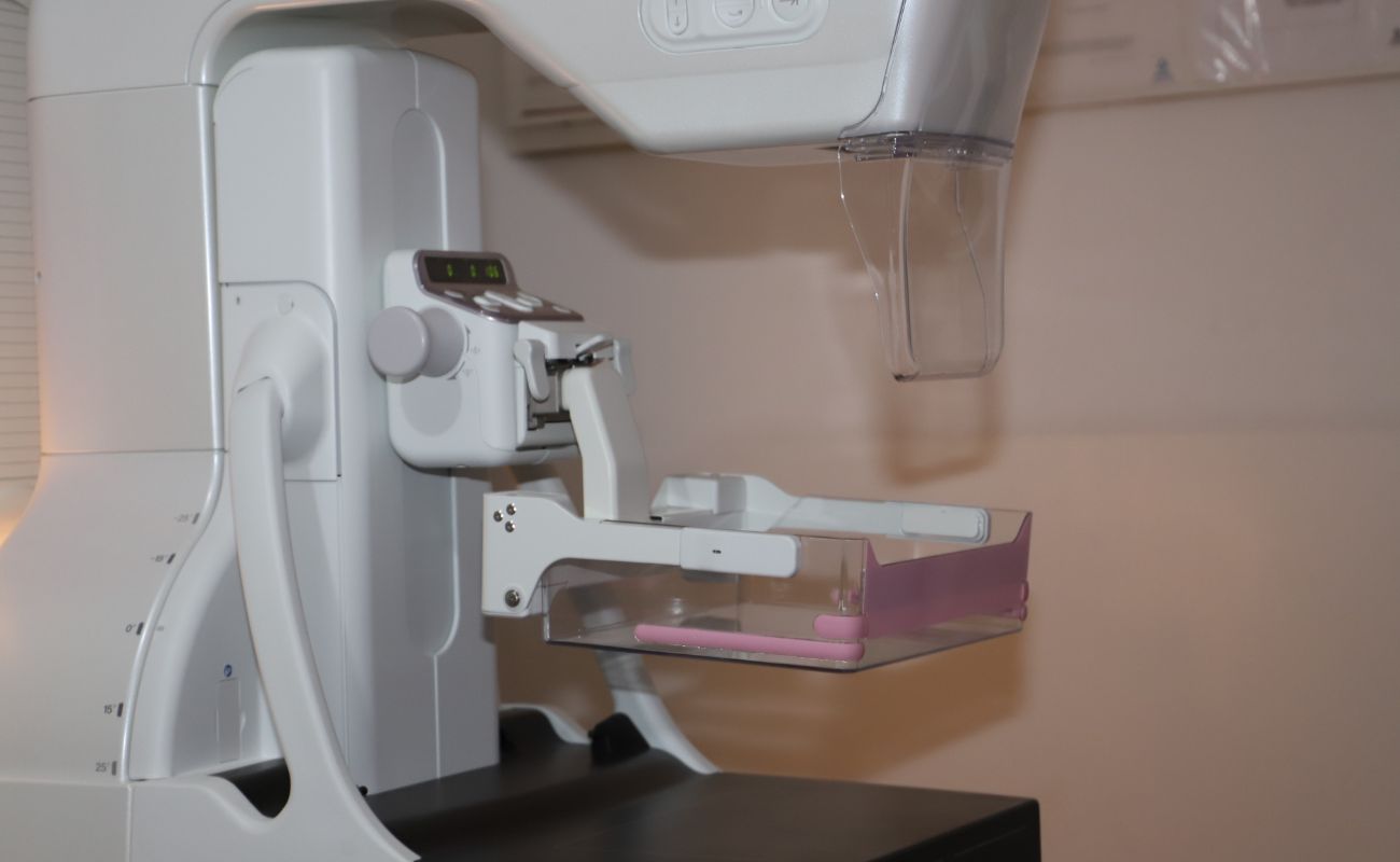 Imagem mostra um aparelho de mamografia, que será utilizado também evento em alusão ao dia da mulher