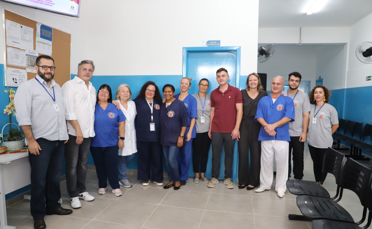 Imagem mostra o prefeito Guilherme Gazzola junto a Secretária de Saúde Janaina Guerino e equipe em dia de reiniauguração da UBS 5