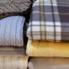Imagem mostra alguns cobertores e roupas disponíveis para a Campanha do Agasalho.