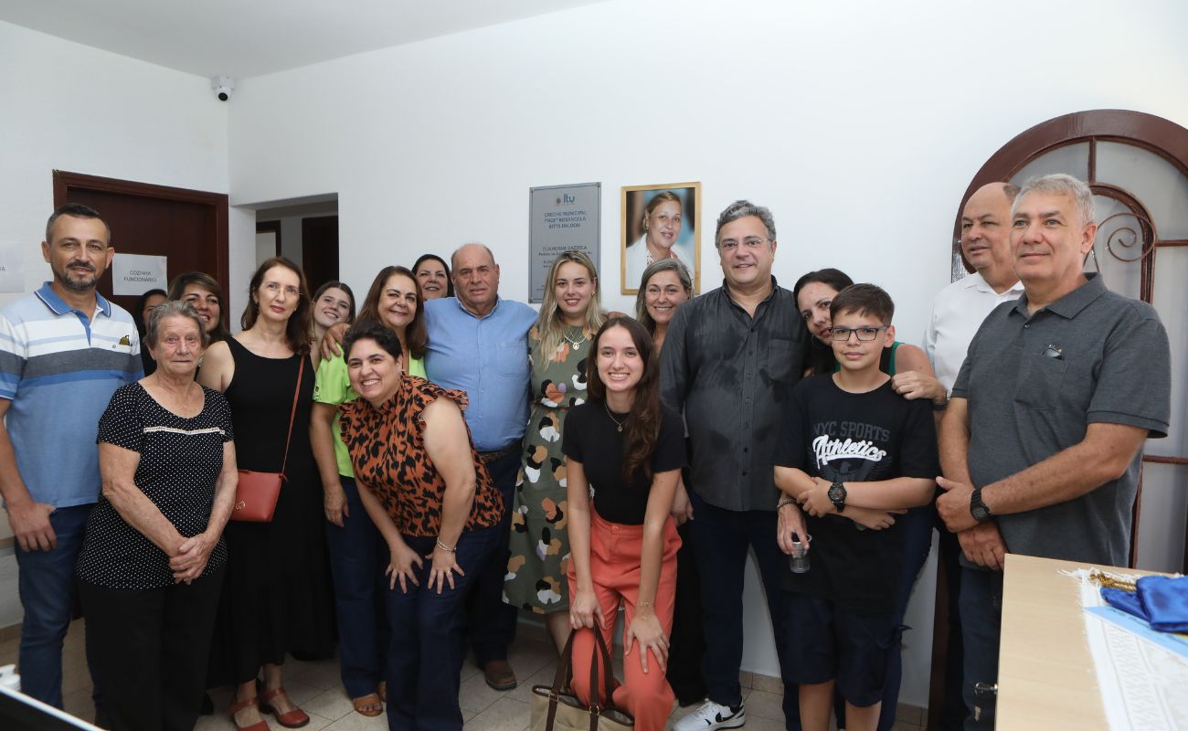 Imagem mostra o prefeito Guilherme Gazzola junto a autoridades em inauguração da Creche Municipal Professora Rosângela Sitta Daldon