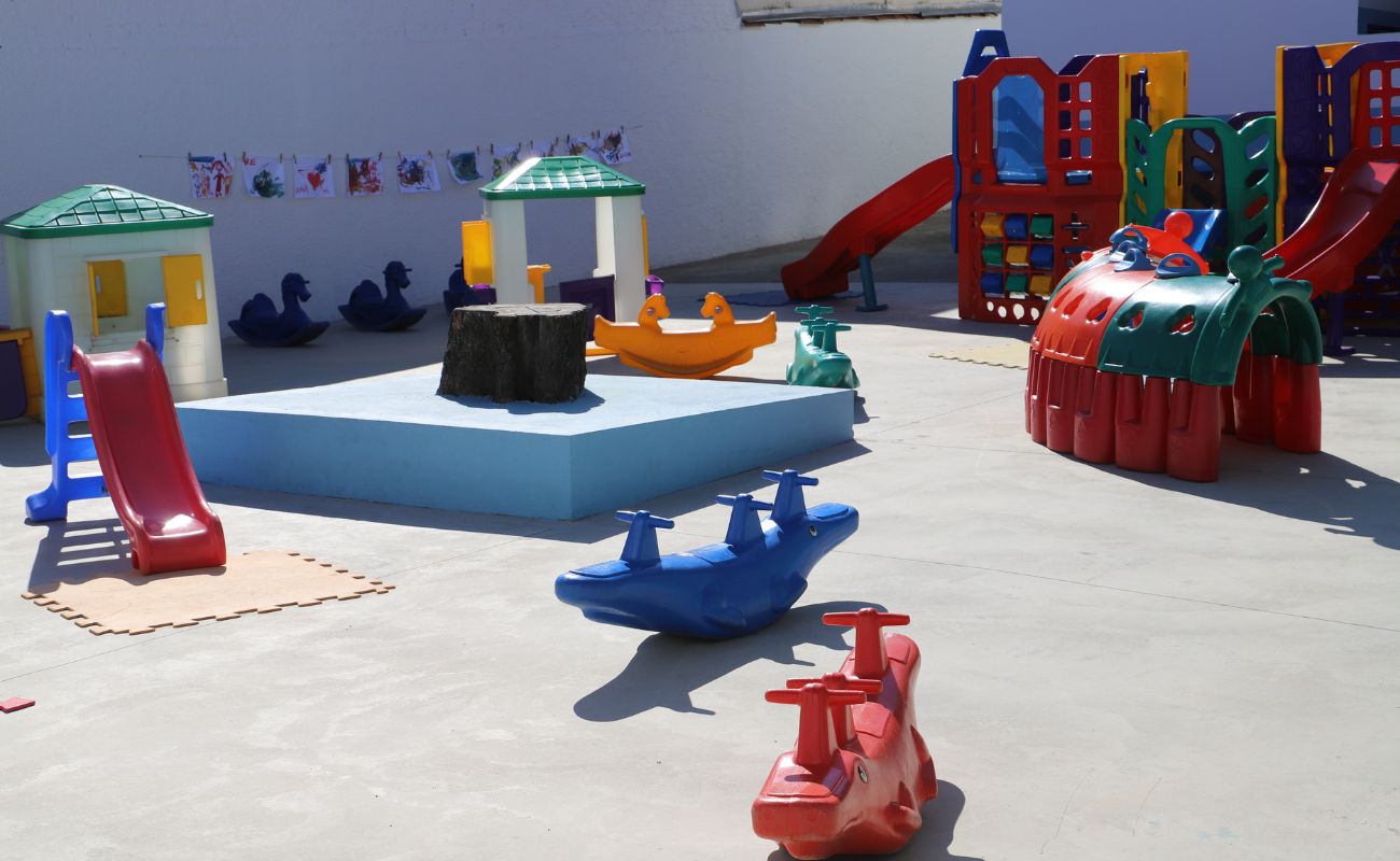 Imagem mostra a área infantil com brinquedos coloridos após a revitalização da Creche do Novo Itu.