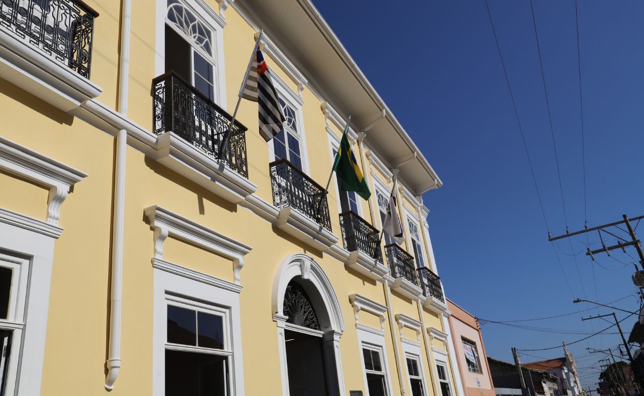 Imagem mostra a fachada do Espaço Almeida Junior, local em que foi reinaugurado o Centro de Atendimento ao Turista.