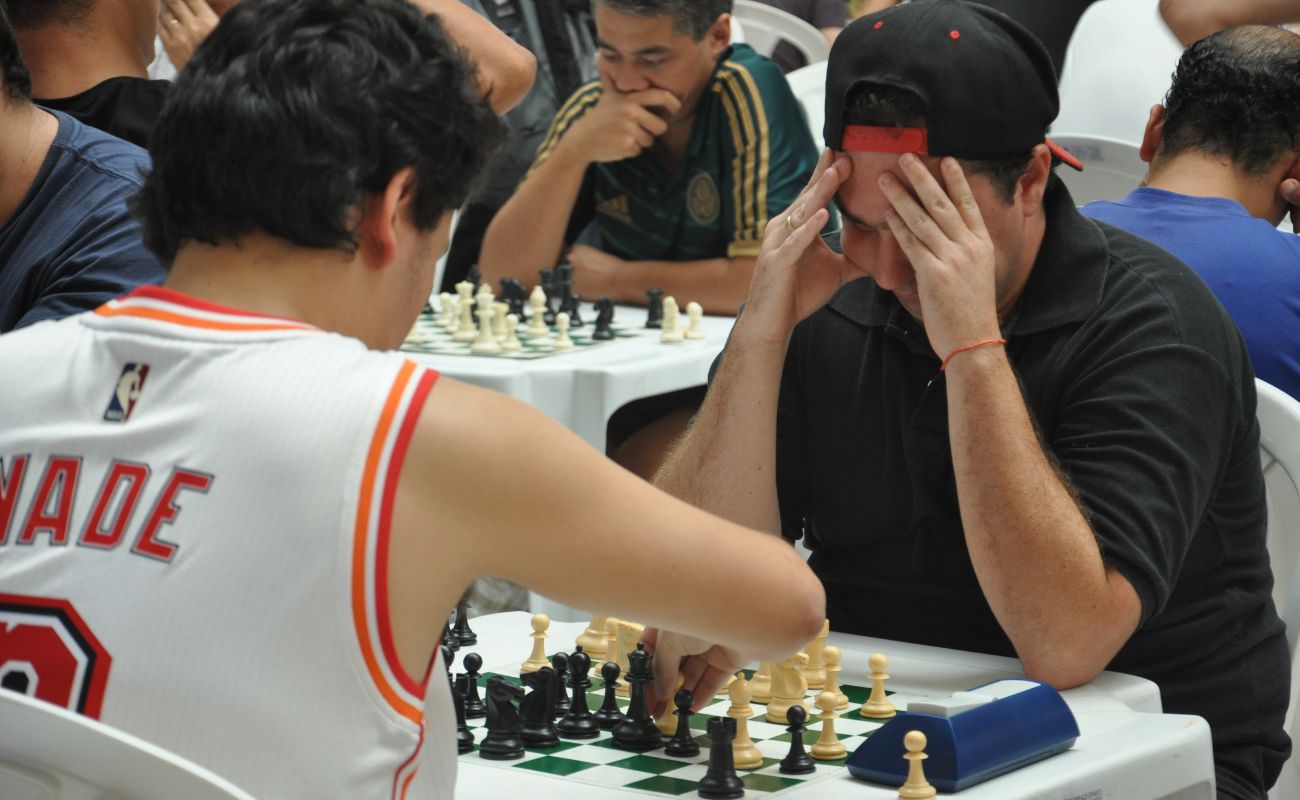 Imagem mostra dois homens jogando xadrez, durante evento anterior, Festival Ituano de Xadrez.