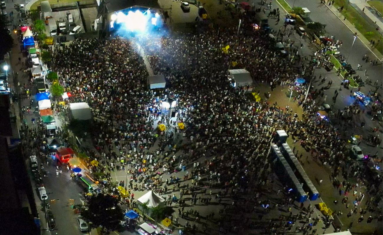 Imagem aérea mostra a grandeza do show realizado em praça pública em comemoração ao dia do trabalhador.