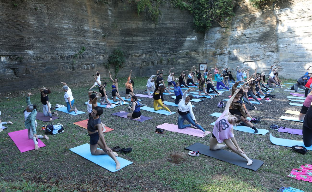 Imagem mostra pessoas em momento de aula de yoga