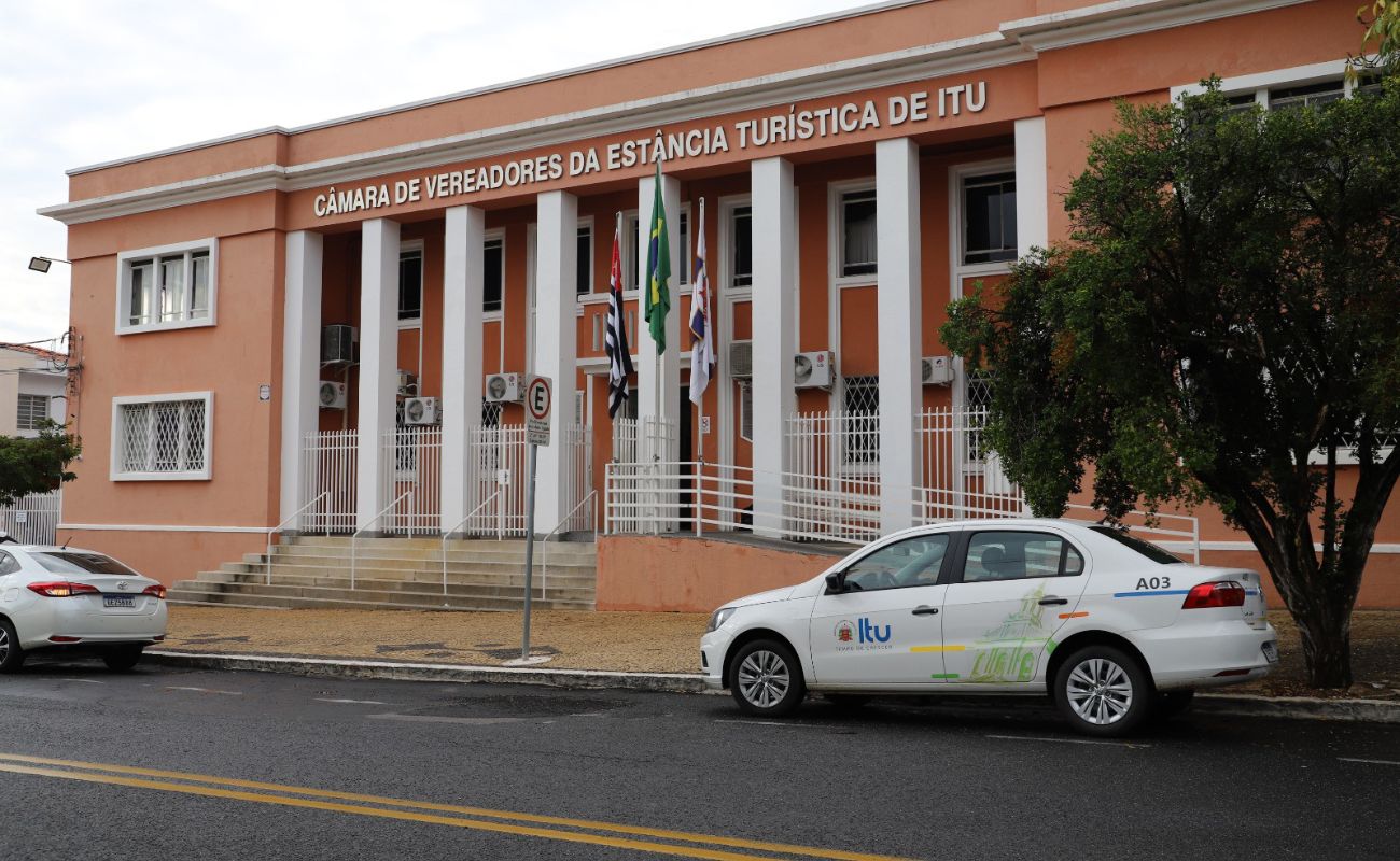 Imagem mostra a fachada da Câmara Municipal.