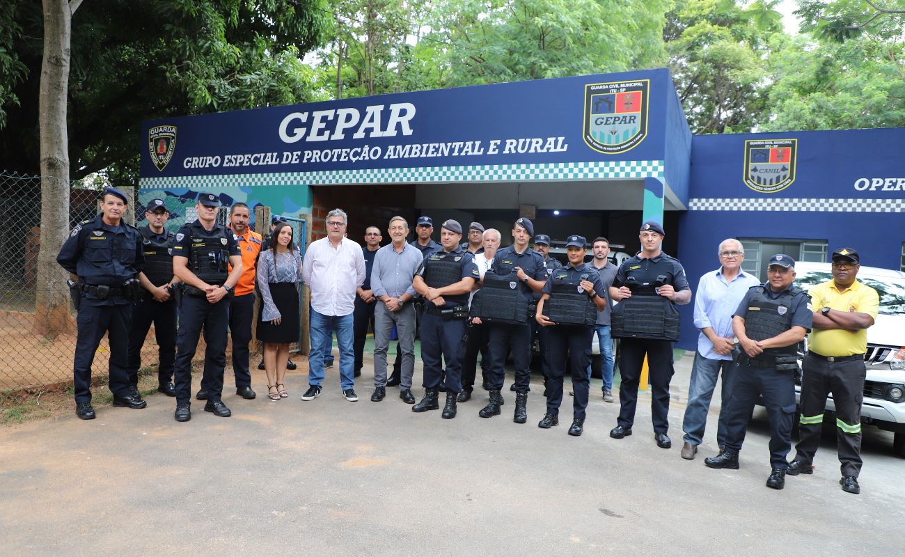 Imagem mostra o prefeito Guilherme Gazzola com membros do Canil da Guarda Civil Municipal.