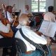 Imagem mostra membros da Orquestra Ituana de Viola Caipira com seus instrumentos nas mãos.