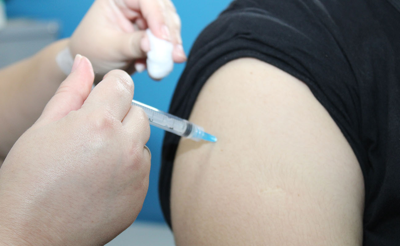 Imagem mostra um braço de pessoa branca, em foco, recebendo a vacina para prevenção contra a Covid. Continua em Itu a vacinação.