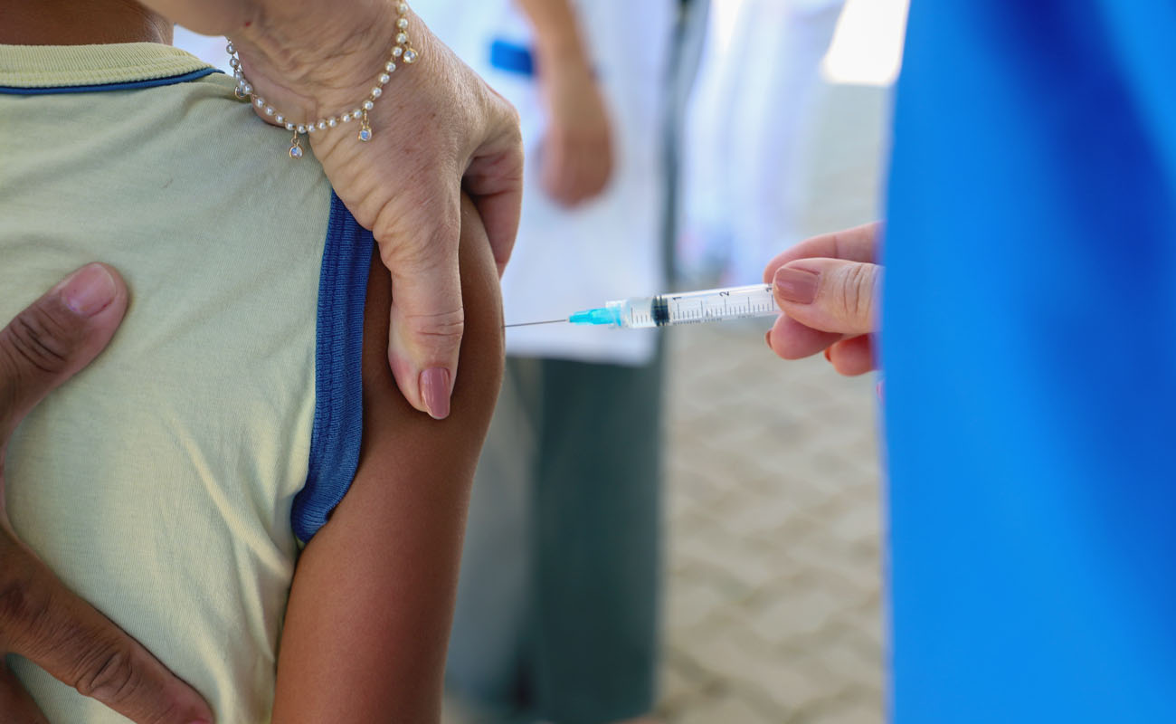 Imagem mostra em foco o braço de uma criança recebendo a vacina. Itu continua com a vacinação contra Covid.
