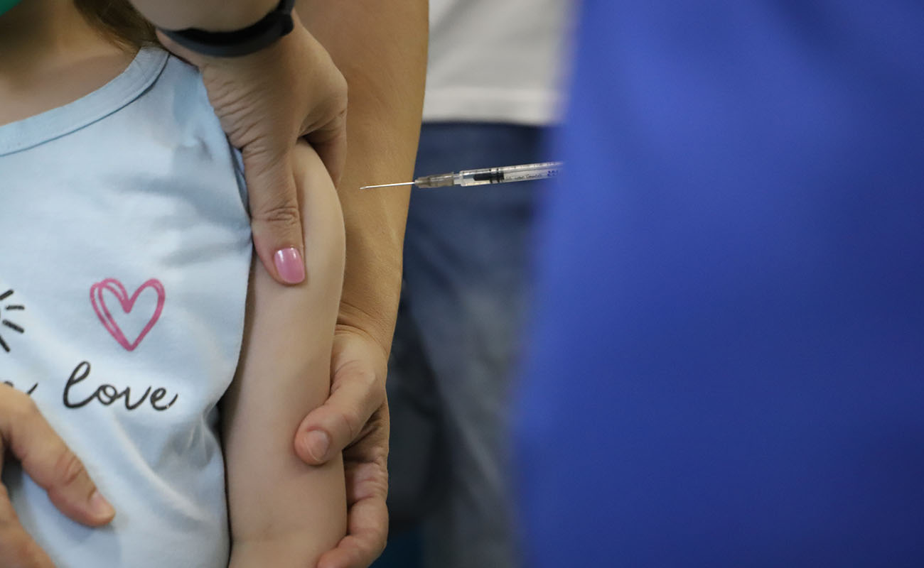 Foto de uma criança sendo vacinada. Itu inicia a multivacinação para menores de 15 anos.