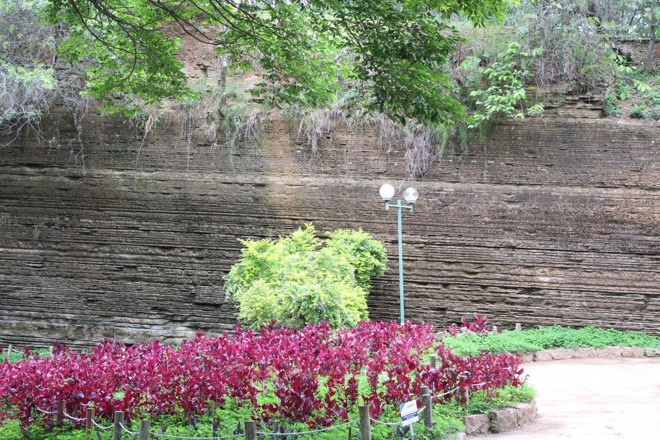 Imagem da parede de pedra Varvito no Parque do Varvito