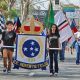 Imagem de estudantes carregando a bandeira da escola Regente Feijó, acompanhados de senhoras segurandos as bandeiras de Itu, Estado de São Paulo e do Brasil