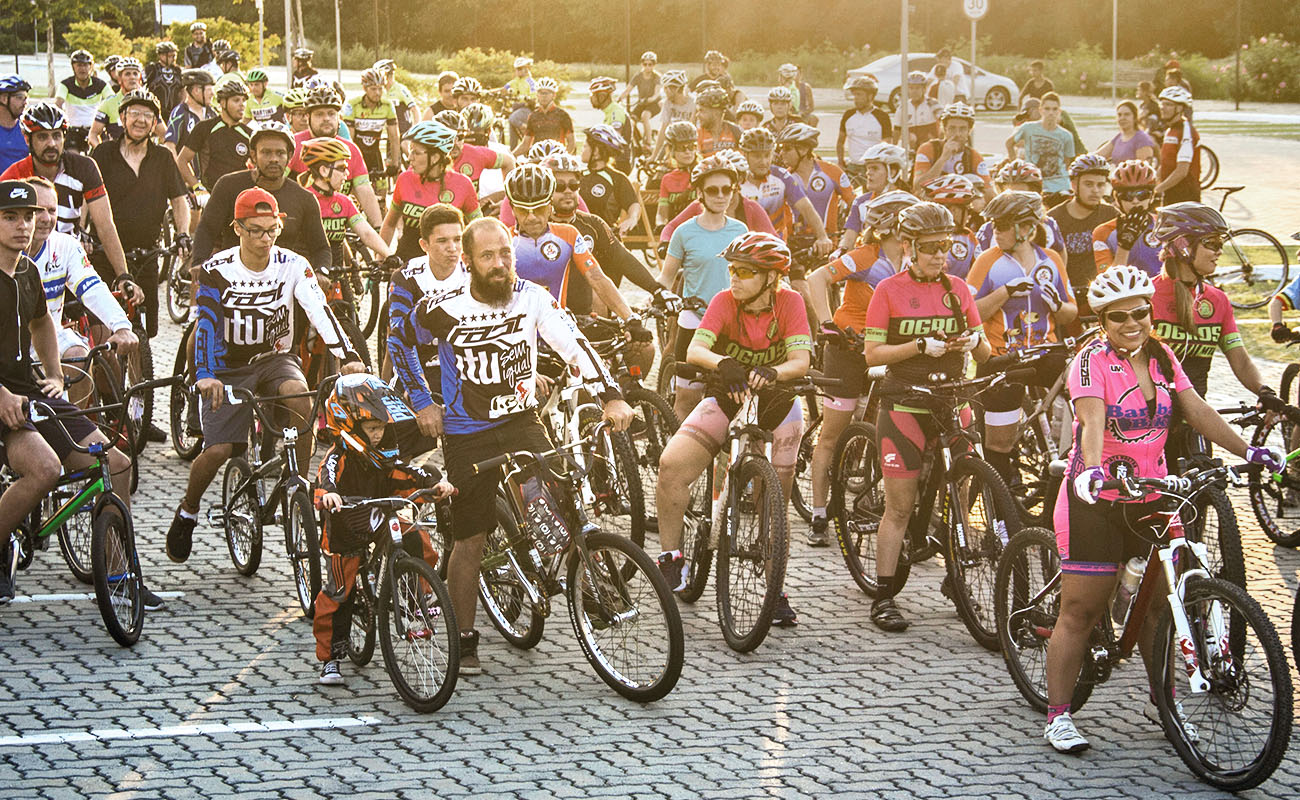 Imagem de ciclistas reunidos aguardando o início do evento