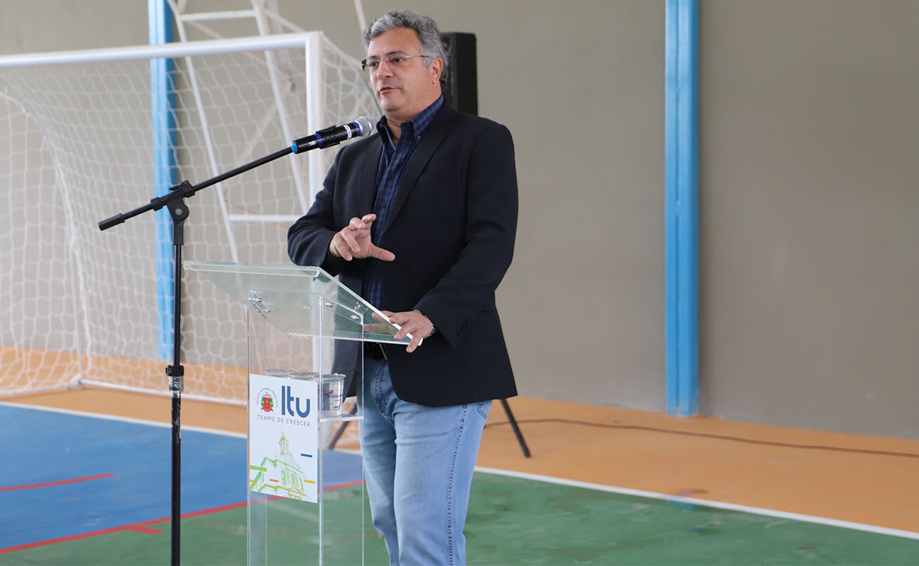 Imagem do prefeito Guilherme Gazzola discursando na inauguração da nova quadra