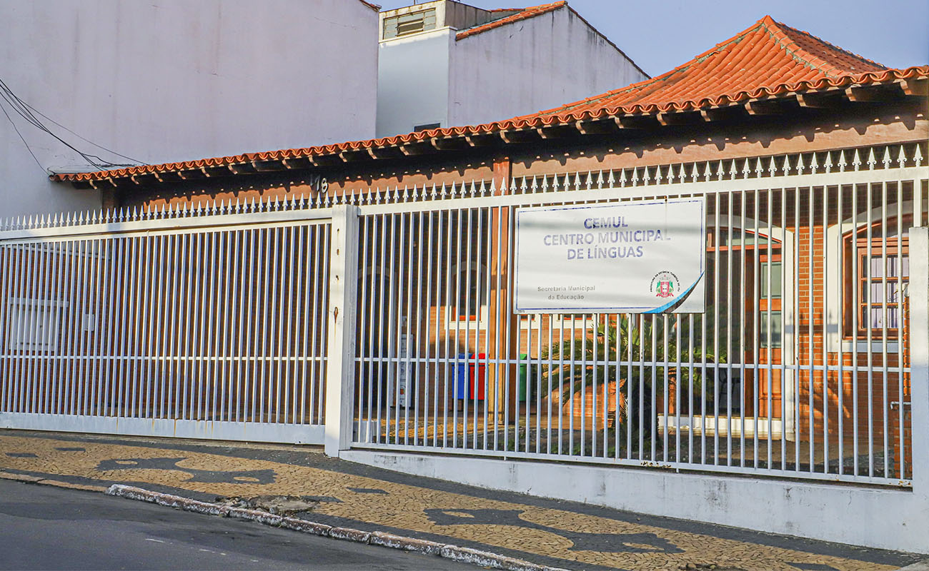 Uma imagem da frente do Centro Municipal de Línguas