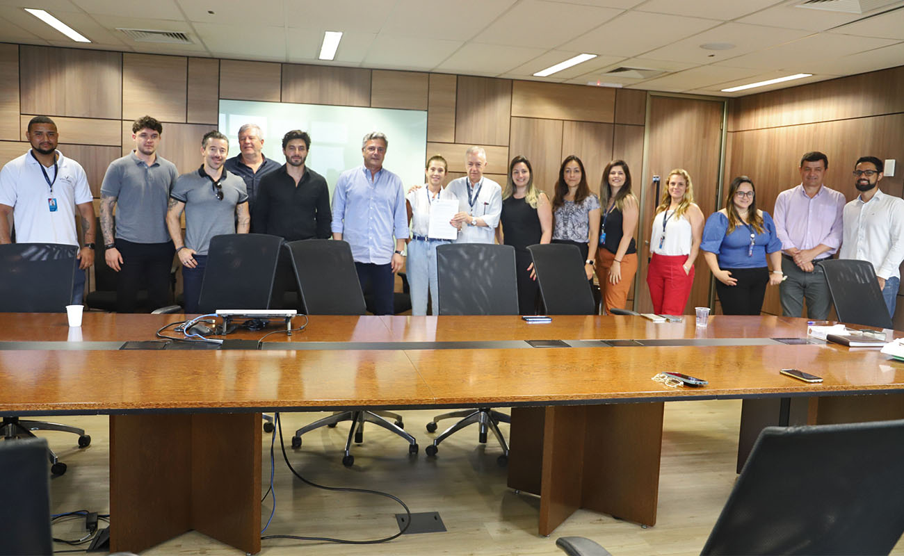 Foto do prefeito Guilherme Gazzola, Secretário de Obras Eduardo Luis Alves da Silva e demais autoridades durante reunião no gabinete