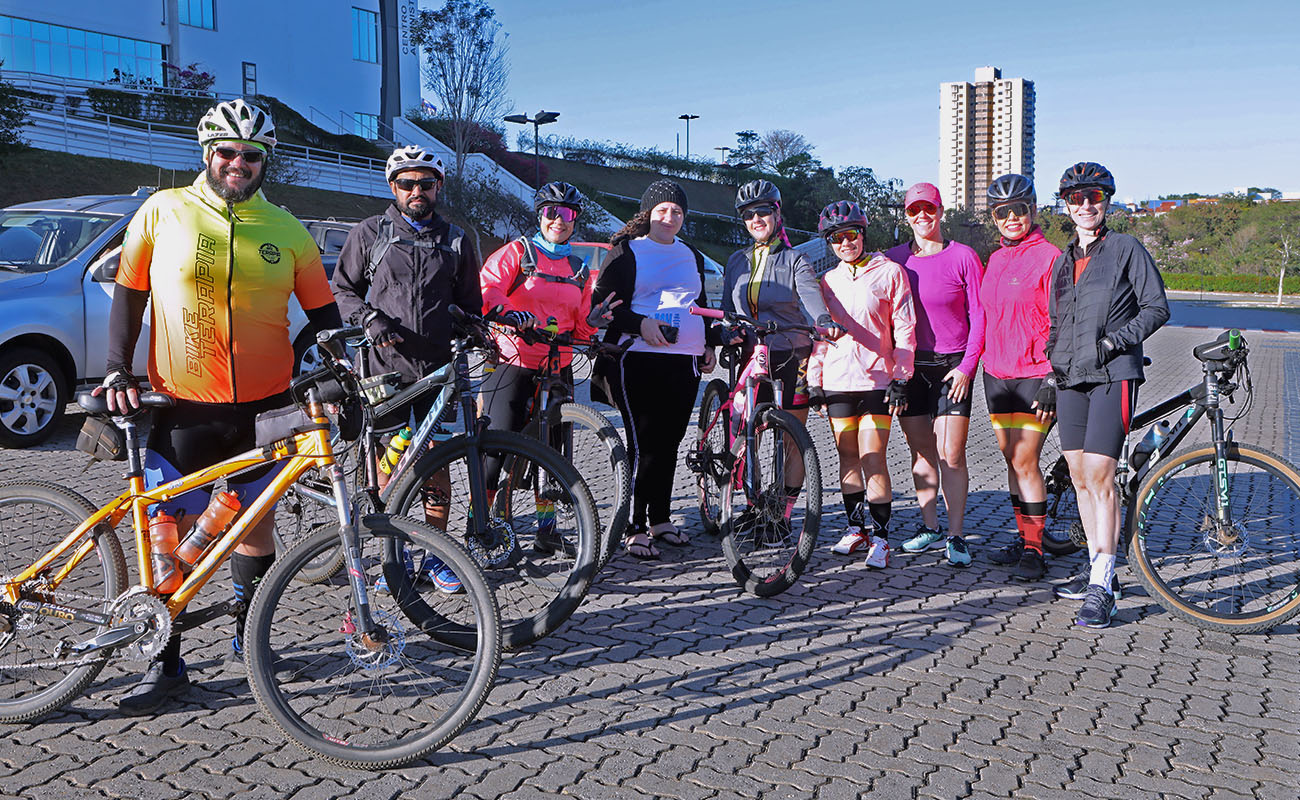 foto de um grupo de ciclistas em frente a prefeitura