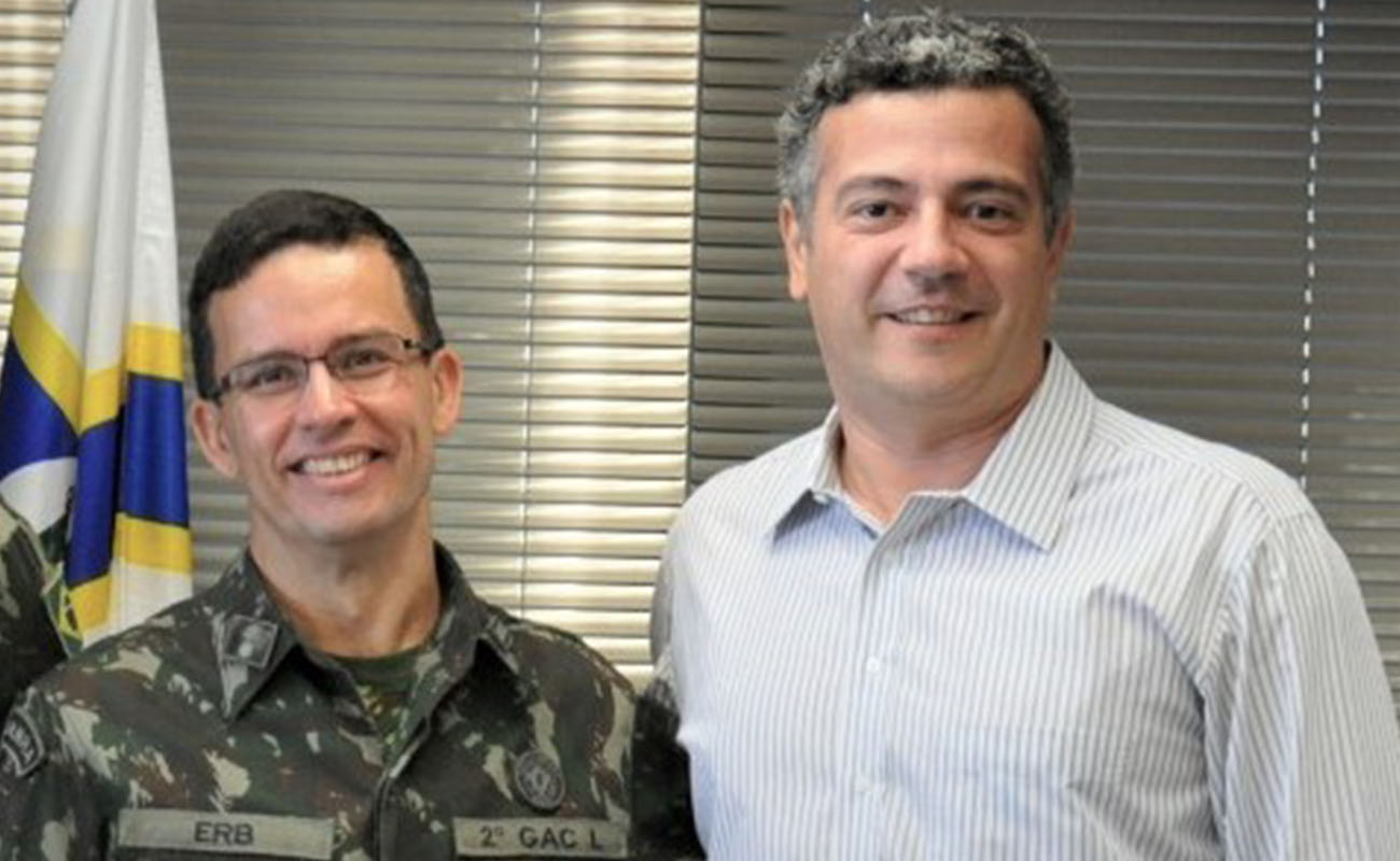 Foto do General Erb Lyra Leal junto ao prefeito Guilherme Gazzola