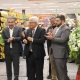 Foto dos proprietários do Supermercados Caetano e o prefeito Guilherme Gazzola no momento da inauguração